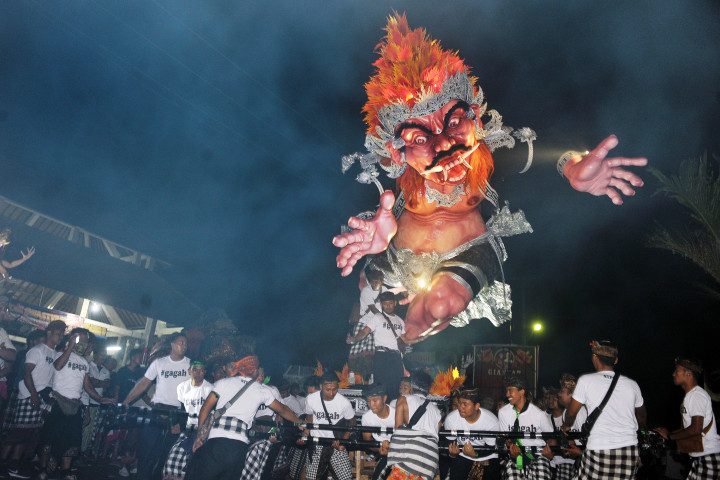 Belasan remaja mengarak ogoh-ogoh di Desa Tegallalang, Gianyar, Bali, Minggu (26/3/2017). Arak-arakan ini untuk menghilangkan hal-hal negatif sehingga Hari Raya Nyepi belangsung khidmat dan kedamaian. ANTARA FOTO/Nyoman Budhiana