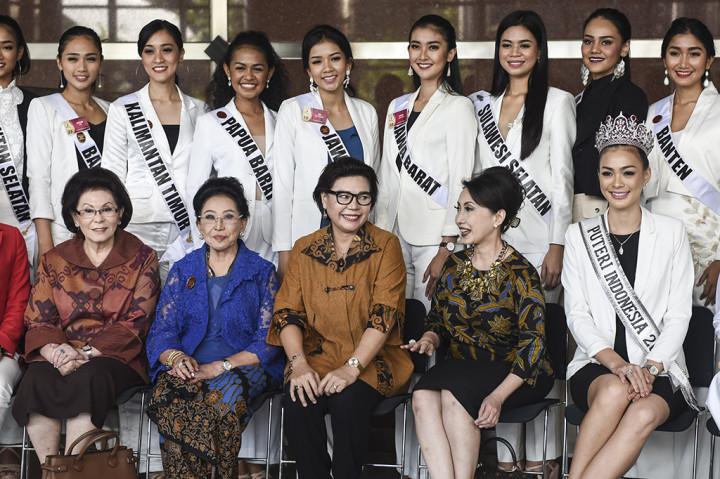 Tidak hanya para finalis Puteri Indonesia saja, pendiri Yayasan Puteri Indonesia (YPI) Moeryati Soedibyo (kedua kiri) dan Ketua Dewan Pembina YPI Putri Wardani (kedua kanan) turut menemani para finalis mengikuti pembekalan di Gedung KPK.
