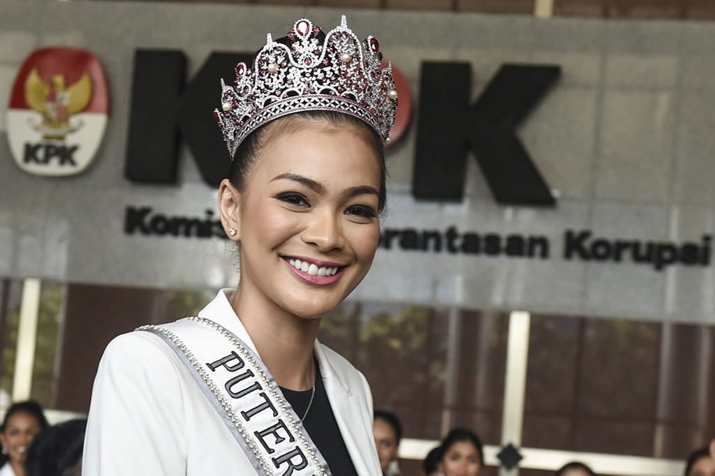 Puteri Indonesia 2016 Kezia Roslin Cikita Warouw juga ikut mendampingi sejumlah finalis Puteri Indonesia 2017 berkunjung ke Gedung KPK, Jakarta.