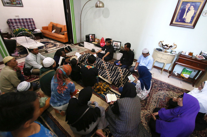 Sejumlah kerabat dan anggota keluarga berdoa di dekat jenazah pelawak senior Eko Ndaru Djumadi (Eko DJ) di rumah duka Pondok Kelapa, Jakarta, Selasa (28/3/2017). Eko DJ meninggal dunia pada Senin (27/3/2017) pukul 23.00 WIB.