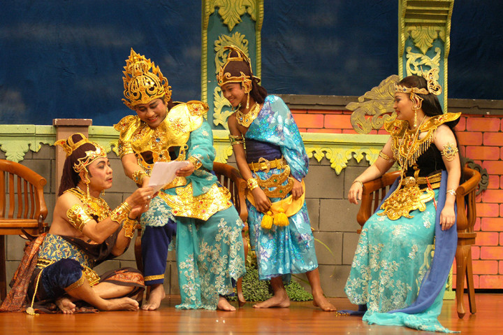 Pelawak Eko DJ (kiri) saat tampil pada pagelaran ketoprak guyonan tokoh di Jakarta, Rabu (5/9/2007).