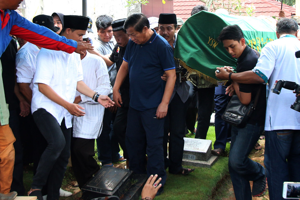 Mantan Menteri Perhubungan yang juga pembina Srimulat, Agum Gumelar (tengah) mengantarkan jenazah Eko DJ ke TPU Taman Malaka, Jakarta.