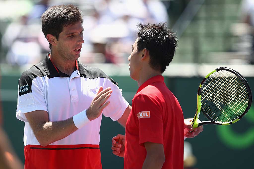Nishikori mendapat ucapan selamat dari Delbonis.