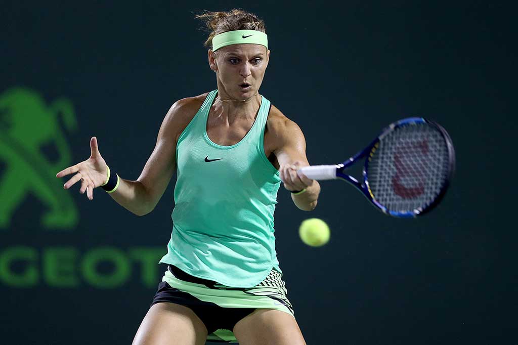 Safarova berusaha mengembalikan bola ke arah Wozniacki.