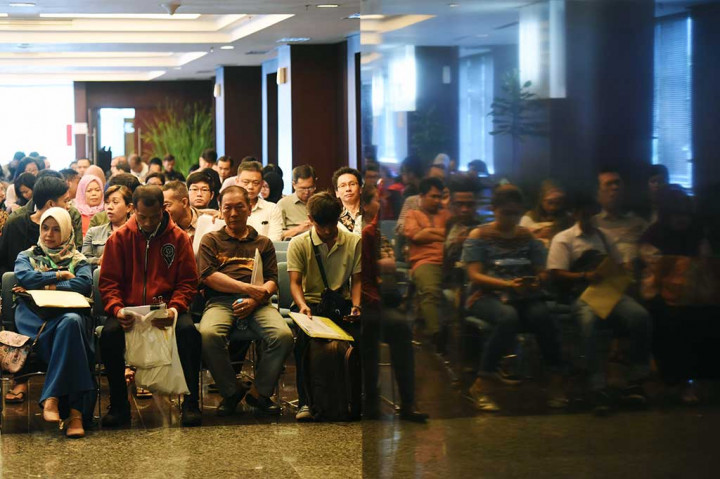 Wajib pajak mengantre sebelum dipanggil menuju bilik tax amnesty di Kantor Pusat Ditjen Pajak, Jakarta, Rabu (29/3/2017).