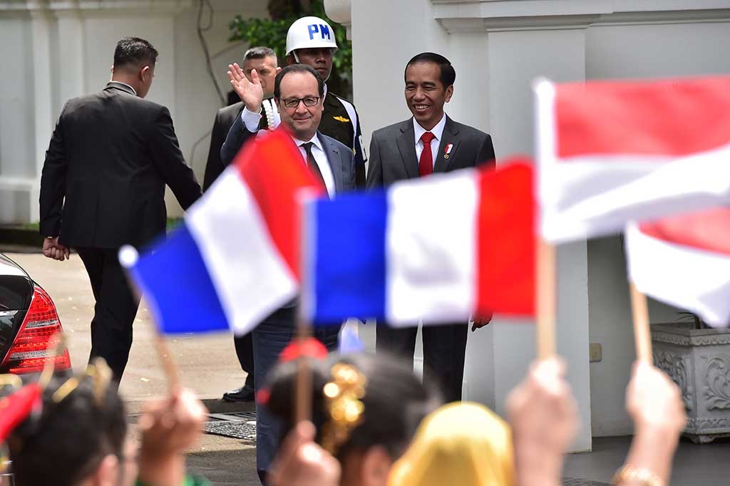 Kibaran bendera Sang Saka Merah Putih dan Bendera kenegaraan Prancis oleh anak-anak SD yang memakai baju adat dari berbagai daerah Indonesia ikut menyambut kedatangan Presiden Hollande saat memasuki Istana Merdeka, Jakarta, Rabu (29/3/2017).