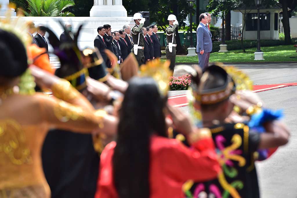 Presiden Jokowi menyambut Presiden Hollande dengan upacara kenegaraan. Lagu kebangsaan kedua negara dikumandangkan secara bergantian dengan dibarengi dentuman meriam sebanyak 21 kali.