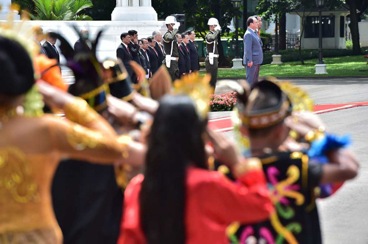 Presiden Jokowi menyambut Presiden Hollande dengan upacara kenegaraan. Lagu kebangsaan kedua negara dikumandangkan secara bergantian dengan dibarengi dentuman meriam sebanyak 21 kali.