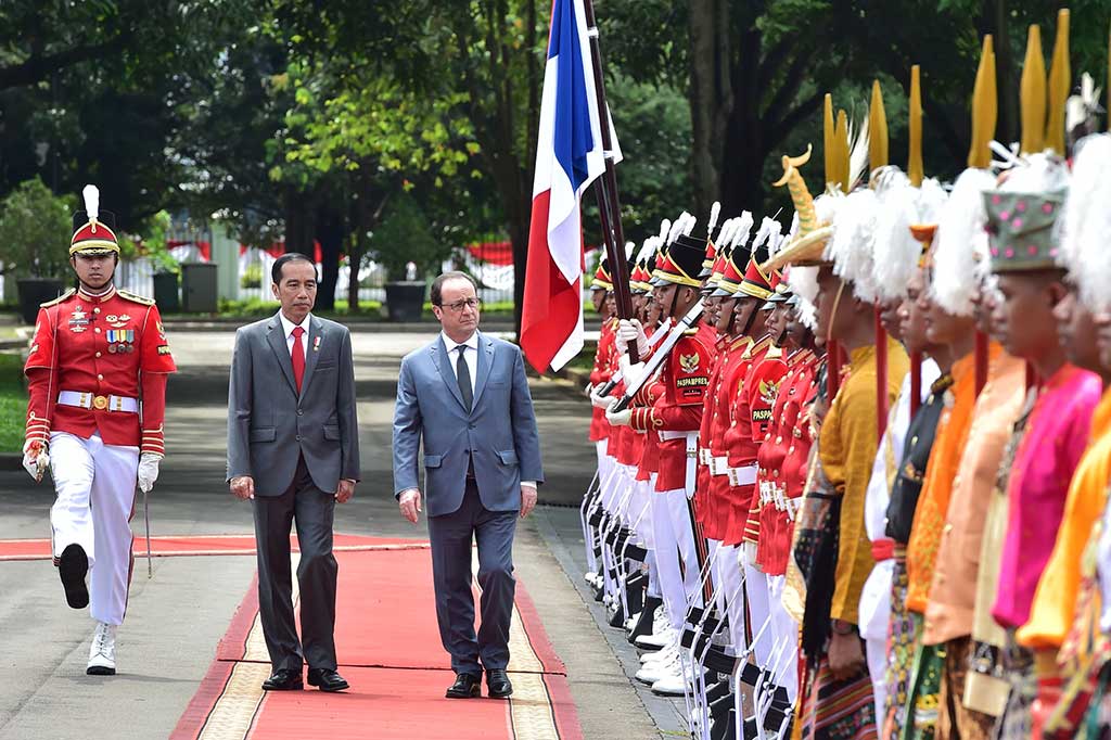 Presiden Hollande didampingi Presiden Jokowi melakukan pemeriksaan pasukan.