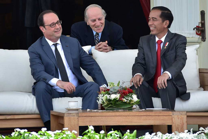 Presiden Jokowi melakukan pembicaraan empat mata dengan Presiden Holande di beranda belakang Istana Merdeka.