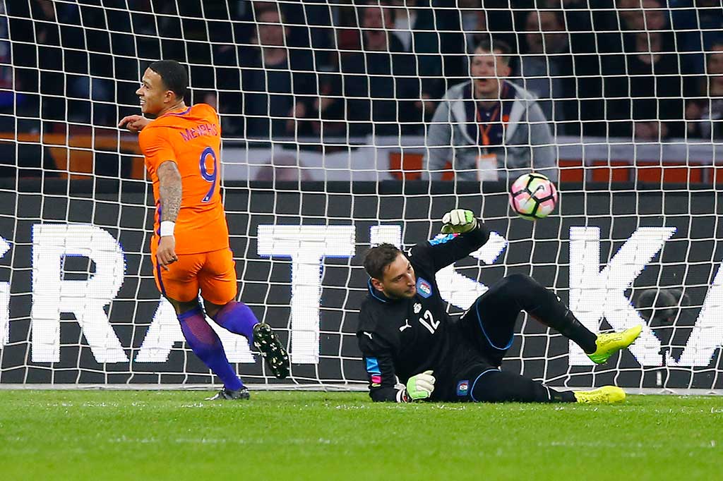 Italia tertinggal terlebih dahulu akibat gol bunuh diri Alessio pada menit ke-10. Romagnoli gagal mengantisipasi bola di kotak penalti dan justru masuk ke gawang sendiri. AP/Peter Dejong