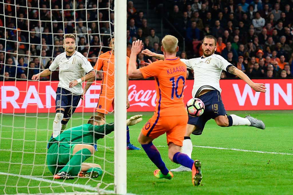 Bek tengah Leonardo Bonucci menyambar bola tendangan sudut pada menit ke-32 untuk memastikan kemenangan timnya di Amsterdam Arena. AFP/John Thys