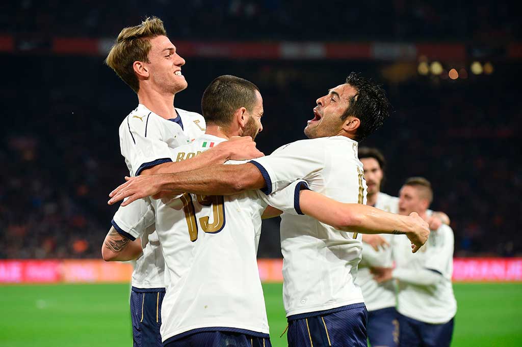 Bonucci meluapkan kegembiraan bersama rekan-rekan setimnya. AFP/John Thys