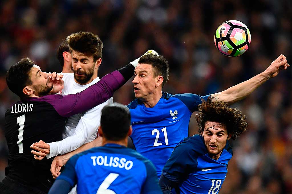 Bermain di kandang lawan, Spanyol menguasai jalannya pertandingan dan menciptakan banyak peluang. Namun kesigapan kiper Prancis Hugo Lloris mampu mengamankan gawangnya dari kebobolan.