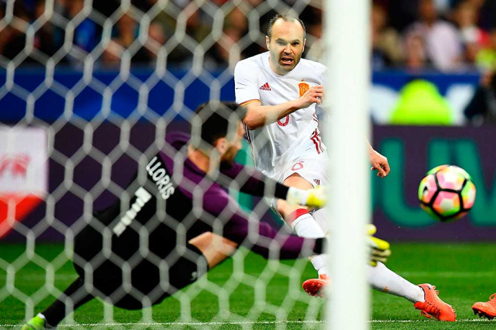 Tendangan gelandang Spanyol Andres Iniesta berhasil diantisipasi Lloris.