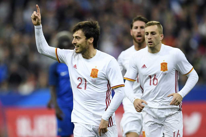Spanyol akhirnya berhasil memecah kebuntuan lewat eksekusi penalti David Silva pada menit ke-68, setelah sebelumnya Gerard Deulofeu dilanggar oleh Laurent Koscielny.