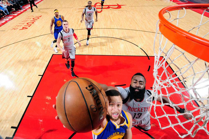 Guard Golden State Warriors Stephen Curry menjadi penyumbang poin terbanyak dengan 32 poin, 10 rebound, dan 7 assist.