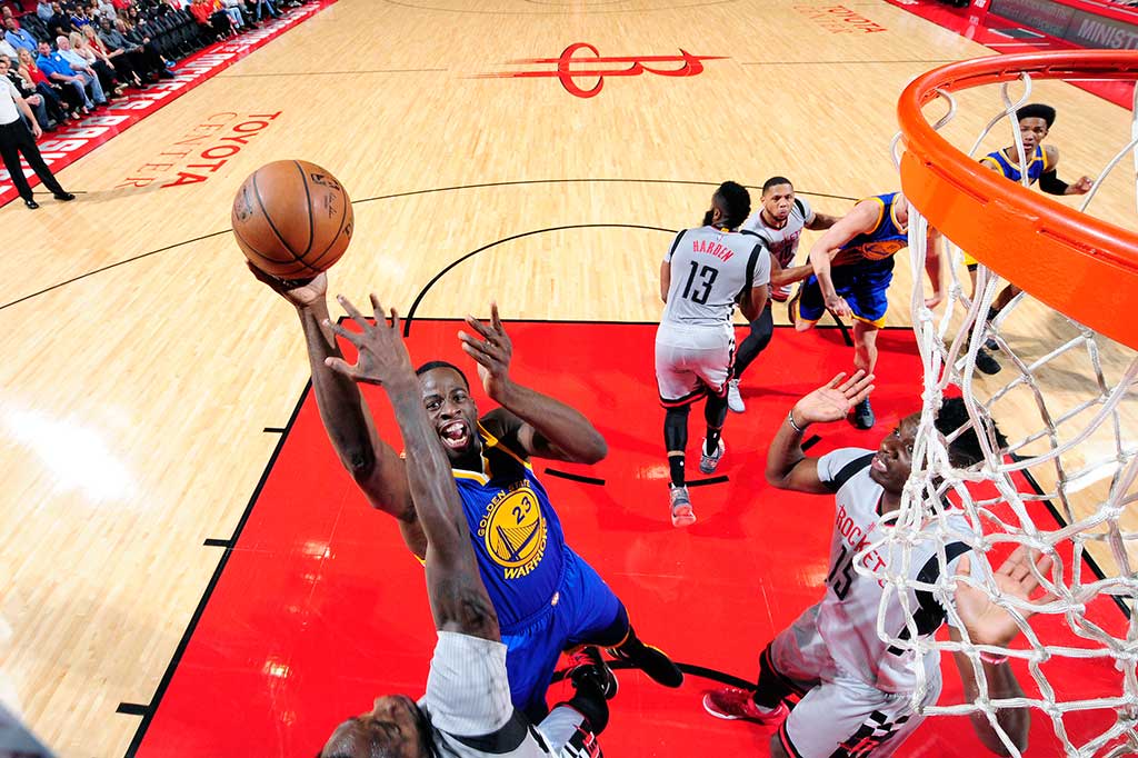 Dan Draymond Green menambah 19 poin, 9 rebound, dan 4 assist.