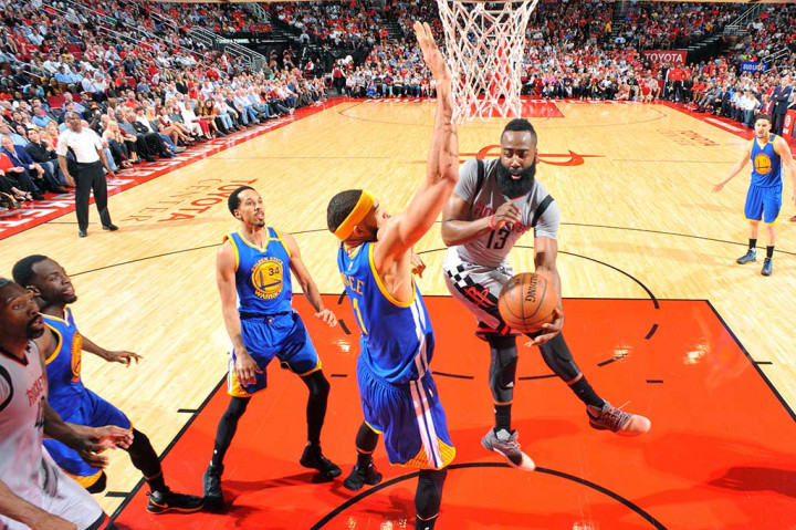 Sementara itu andalan Houston Rockets James Harden mencetak triple double ke-20 nya musim ini dengan 24 poin, 11 rebound dan 13 assist.