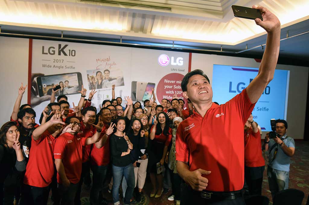 Head of LG Mobile Communication Indonesia Heegyun Jang berswafoto menggunakan LG K10 2017 bersama jurnalis saat peluncuran LG K10 2017 di Jakarta, Rabu (29/3/2017).
