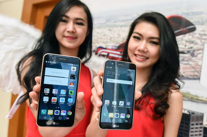 Model menunjukkan telepon genggam LG K10 2017 saat peluncurannya di Jakarta.
