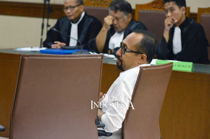 Mantan anggota Komisi V DPR dari Fraksi PAN tersebut dituntut Jaksa KPK dengan pidana penjara 13 tahun, denda Rp1 miliar subsider enam bulan kurungan serta pencabutan hak politik selama lima tahun.