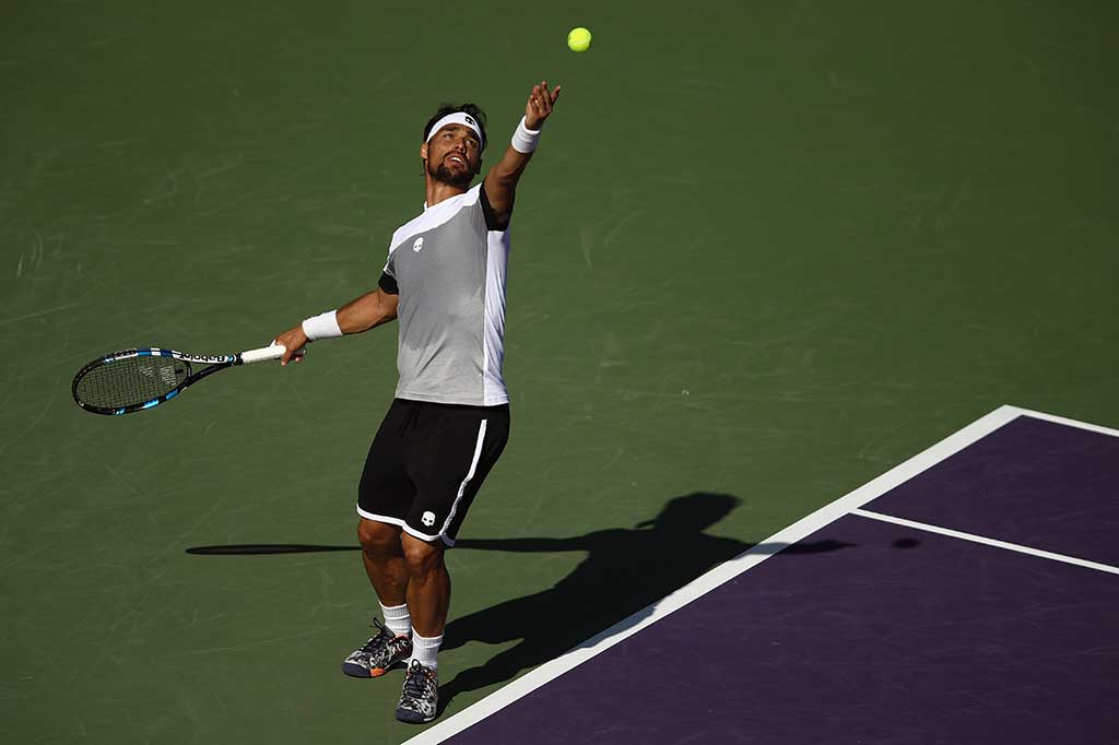 Petenis Italia peringkat 40 dunia Fabio Fognini melancarkan servis ke arah petenis Jepang Kei Nishikori pada babak perempat final Miami Open di Crandon Park Tennis Center, Key Biscayne, Florida, Rabu (29/3/2017) waktu setempat.