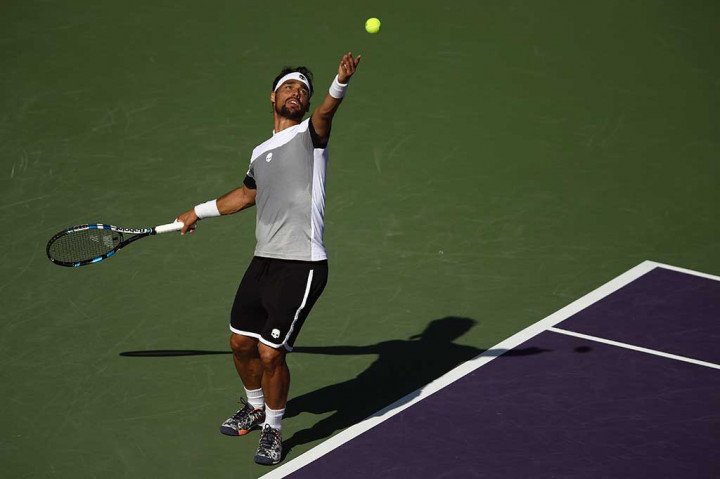 Petenis Italia peringkat 40 dunia Fabio Fognini melancarkan servis ke arah petenis Jepang Kei Nishikori pada babak perempat final Miami Open di Crandon Park Tennis Center, Key Biscayne, Florida, Rabu (29/3/2017) waktu setempat.