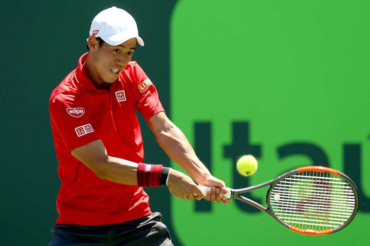 Nishikori, unggulan kedua pada turnamen tersebut berusaha mengembalikan bola ke arah Fognini.