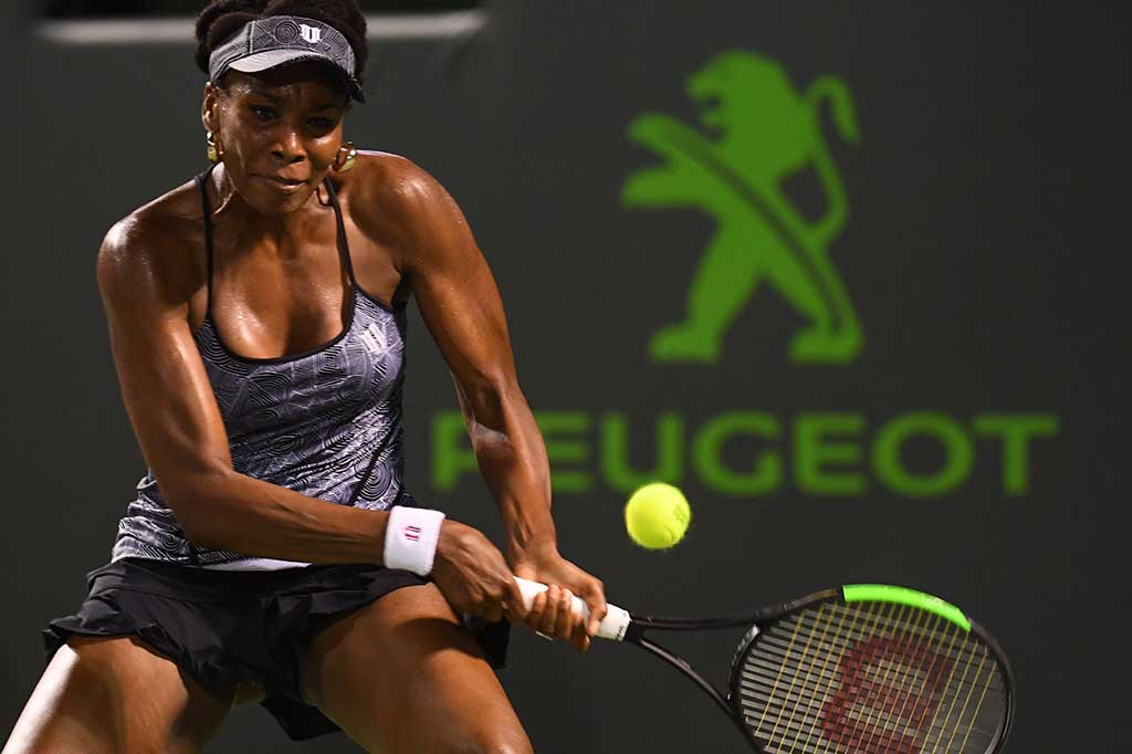 Unggulan 11 Venus Williams melakukan pukulan backhand ke arah petenis Jerman Angelique Kerber pada babak perempat final Miami Open di Crandon Park Tennis Center, Key Biscayne, Florida, Rabu (29/3/2017) waktu setempat.