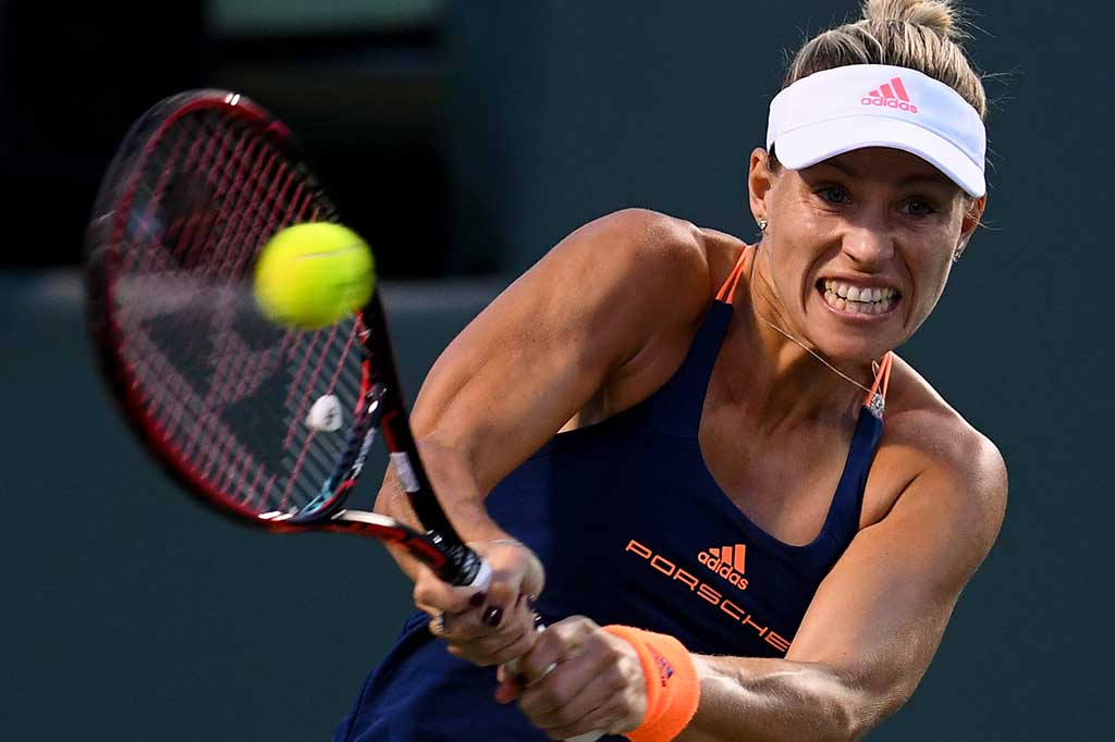 Unggulan pertama Kerber berusaha mengembalikan bola ke arah Williams.