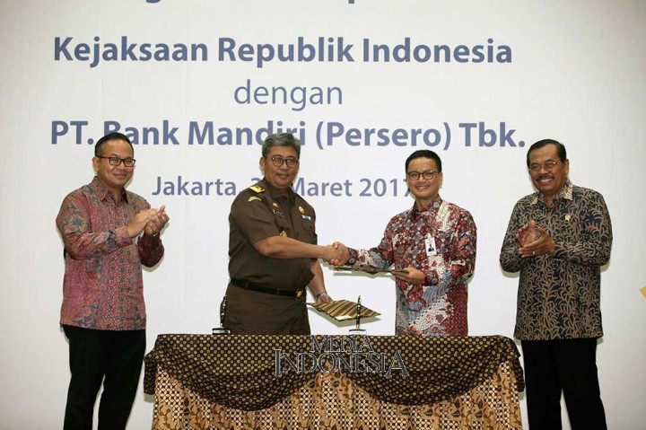 Jaksa Agung HM Prasetyo bersama Dirut Bank Mandiri Kartika Wirjoatmojo menyaksikan pertukaran dokumen kerja sama oleh Jaksa Agung Muda Pidana khusus Arminsyah dan Direktur Risk Management and Compliance Bank Mandiri Ahmad Siddik Badruddin.