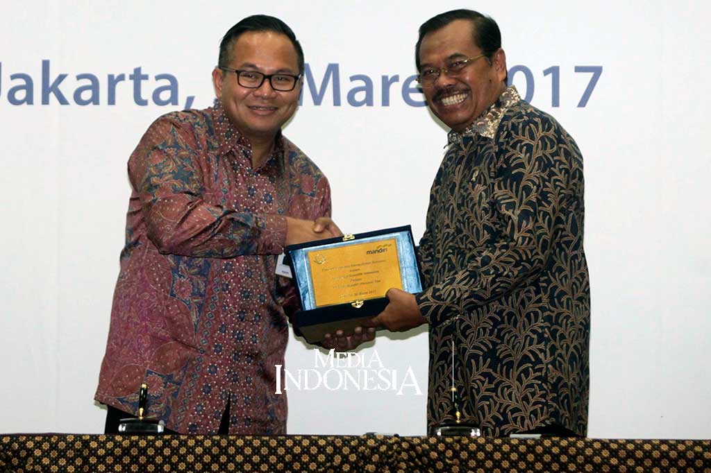 Jaksa Agung HM Prasetyo bertukar cindera mata dengan Dirut Bank Mandiri Kartika Wirjoatmojo.