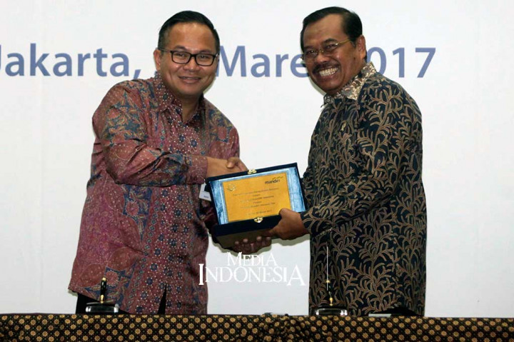 Jaksa Agung HM Prasetyo bertukar cindera mata dengan Dirut Bank Mandiri Kartika Wirjoatmojo.
