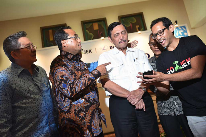 Menko Bidang Kemaritiman Luhut Binsar Panjaitan (kedua kanan) bersama Menhub Budi Karya Sumadi (kedua kiri), mendengarkan penjelasan tentang aplikasi Go-Bluebird oleh CEO Go-Jek Nadiem Makarim (kanan) disaksikan Dirut PT Blue Bird Purnomo Prawiro ketika peluncuran aplikasi Go-Bluebird di Jakarta, Kamis (30/3/2017).