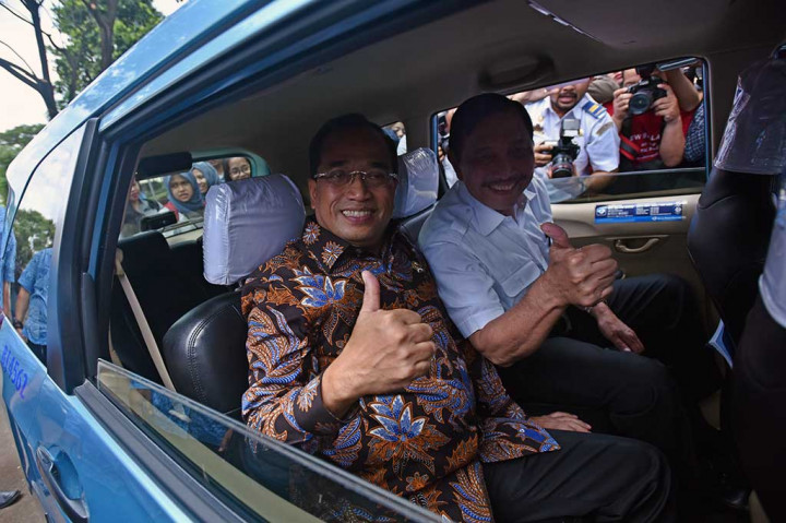 Menko Bidang Kemaritiman Luhut Binsar Panjaitan (kanan) bersama Menhub Budi Karya Sumadi menaiki taksi Blue Bird yang menggunakan aplikasi Go-Bluebird.