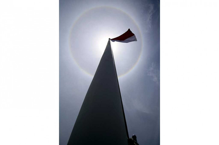 Fenomena yang disebut juga nimbus, icebow, atau gloriole itu merupakan fenomena optis berupa lingkaran cahaya pelangi di sekitar matahari. Bulan melintas di depan wajah matahari karena berada di jarak terjauh dari bumi, maka diameter bulan lebih kecil dan terjadilah gerhana cincin.