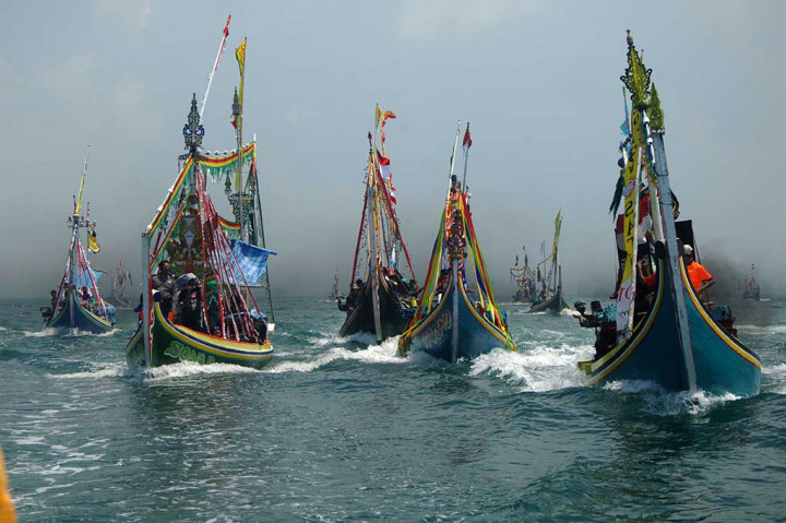 Sejumlah perahu hias berparade saat akan melarung sesaji dalam ritual 'Petik Laut' di Perariran Desa Kaduara Barat, Larangan, Pamekasan, Jawa Timur, Kamis (30/3/2017).
