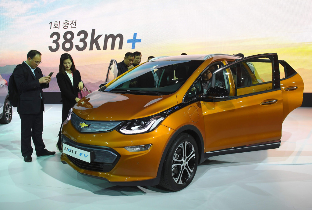 Mobil listrik Chevrolet Bolt yang sukses di Amerika, akan diperkenalkan ke Asia melalui Korea.