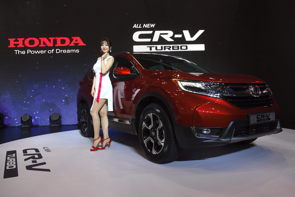 Honda menampilkan CRV Turbo. Akibat 'beban sejarah', produk dari Jepang relatif kurang mendapat sambutan yang baik dari pasar di Korea. 