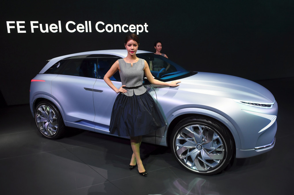 Hyundai FE Fuel Cell Concept merupakan konsep SUV yang sepenuhnya ditenagai motor listrik.