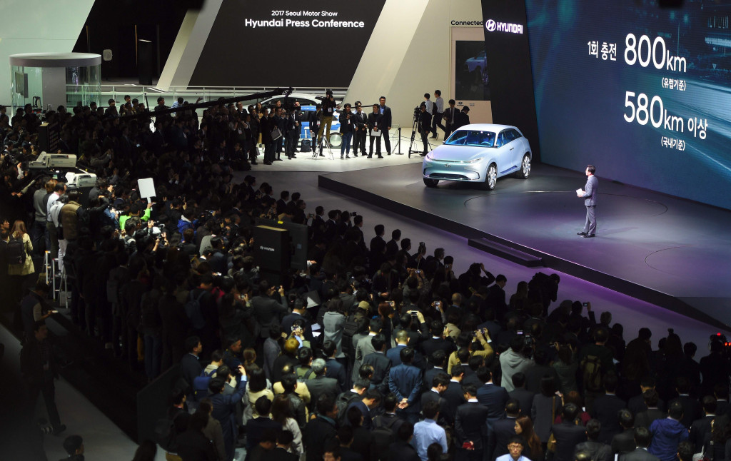 Sebagai tuan rumah, Hyundai tampil habis-habisan dalam Seoul Motor Show 2017. Pameran di Goyang, Seoul ini dibuka untuk umum mulai 31 Maret hingga 9 April mendatang.