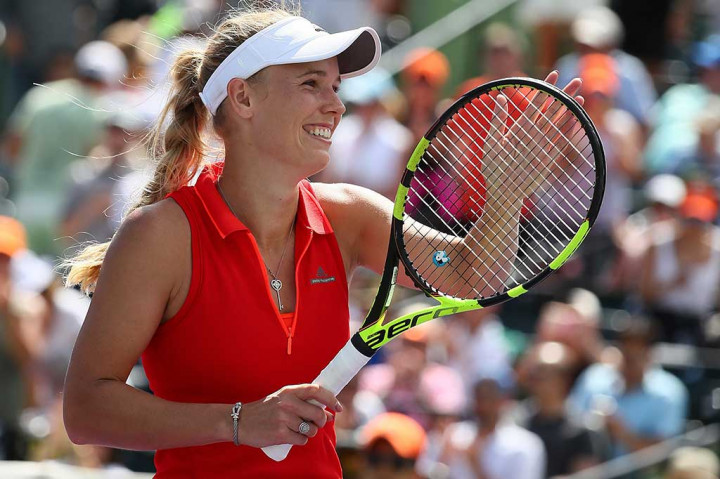 Setelah kalah di set pertama dengan 5-7, Caroline Wozniacki bangkit dan menang mudah di set kedua dan ketiga dengan 6-1, 6-1.