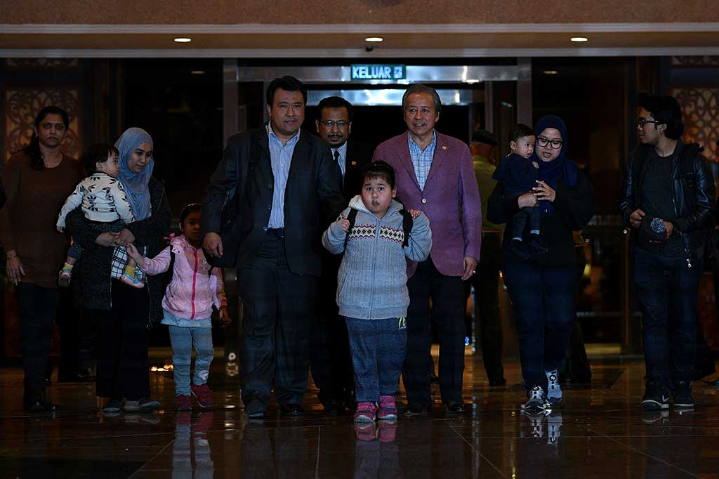 Menteri Luar Negeri Malaysia Datuk Seri Anifah Aman (tengah) menyambut langsung kedatangan sembilan warganya tersebut di Bandara Internasional Kuala Lumpur, Sepang.