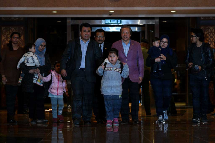Menteri Luar Negeri Malaysia Datuk Seri Anifah Aman (tengah) menyambut langsung kedatangan sembilan warganya tersebut di Bandara Internasional Kuala Lumpur, Sepang.
