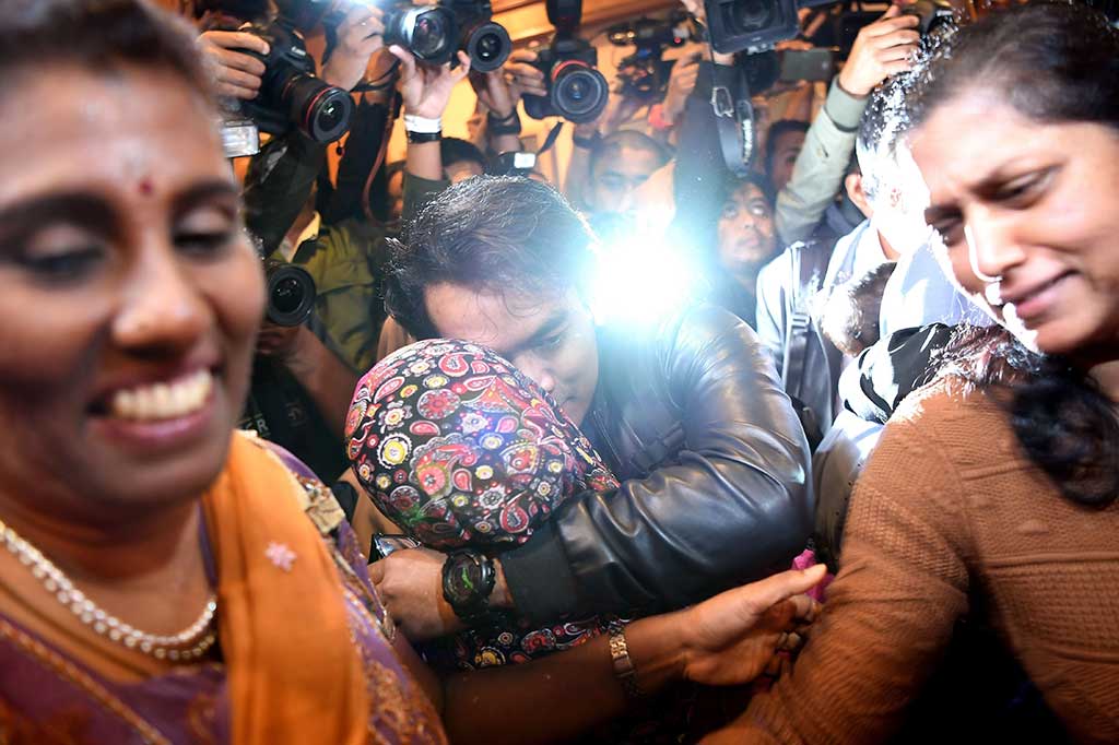 Suasana haru terlihat saat keluarga menyambut kedatangan WN Malaysia yang sempat disandera Korut.