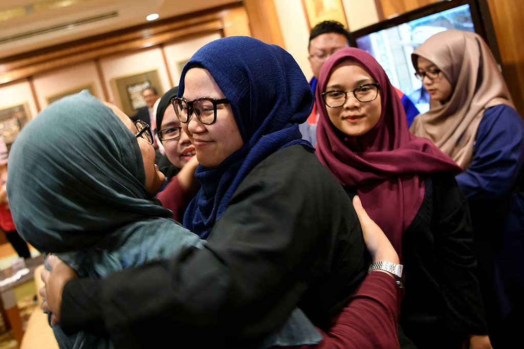 WN Malaysia yang sempat disandera Korut melepas kangen dengan keluarganya.