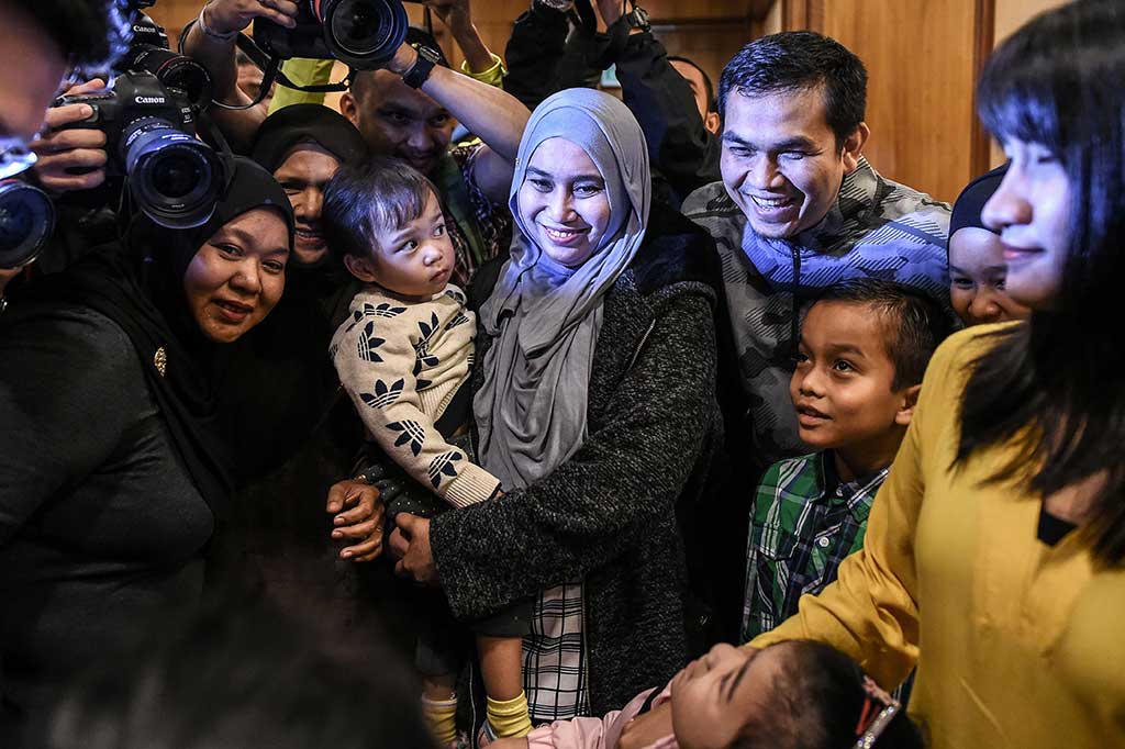 Tidak lupa mereka pun kemudian berfoto bersama.