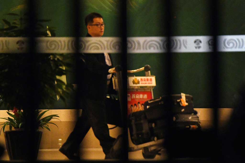 Sementara warga Korut yang ada di Kuala Lumpur juga telah diizinkan untuk kembali ke Pyongyang. Mereka tengah tiba di Bandara Beijing.