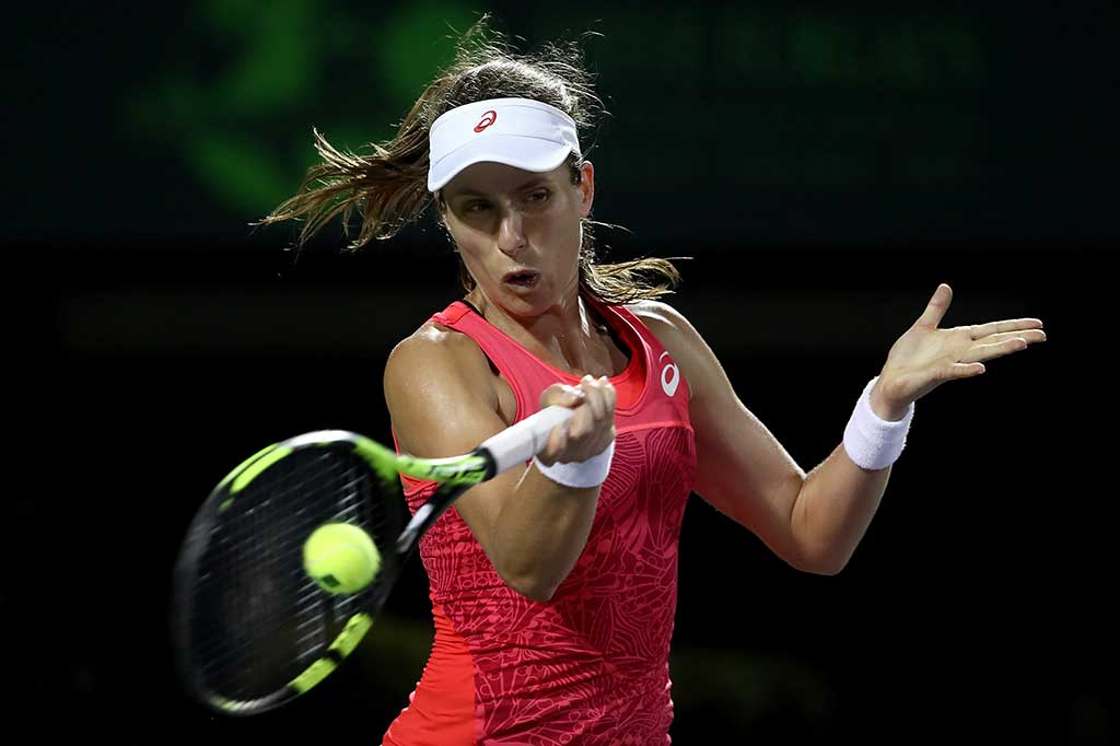 Unggulan 10 Johanna Konta melancarkan pukulan forehand ke arah petenis AS Venus Williams pada laga semifinal Miami Open di Crandon Park Tennis Center, Key Biscayne, Florida, Jumat WIB. 